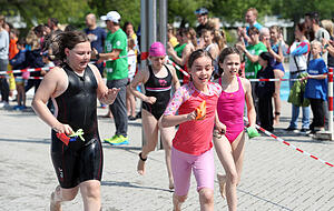 Diese jungen Sportler verlassen gerade das Schwimmbecken. Foto: Andreas Veigel