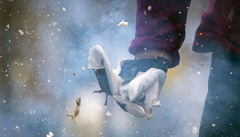 Mit voller Wucht: Gerade illegale B&ouml;ller k&ouml;nnen viel st&auml;rker explodieren als erwartet - wie hier w&auml;hrend einer Vorf&uuml;hrung der Berliner Feuerwehr an einer Puppe.