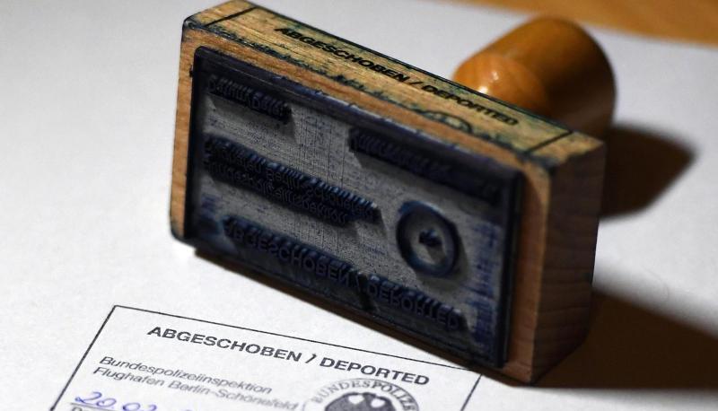 «Abgeschoben/Deported» steht auf einem amtlichen Stempelbild der Bundespolizei. Foto: Ralf Hirschberger «Abgeschoben/Deported» steht auf einem amtlichen Stempelbild der Bundespolizei. Foto: Ralf Hirschberger