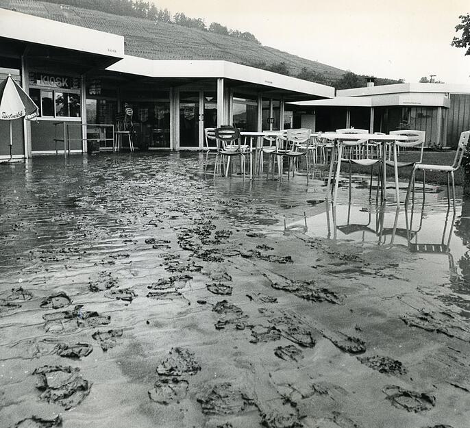 Juni 1978:  Das Unterland wird zum zweiten Mal innerhalb von vier Wochen von der Sulmflut überrollt. Die Flutwelle kommt mit Tonnen von Schlamm - nach einem Badetag ist das Obersulmer Freibad erneut von einer Schlammwelle verwüstet.