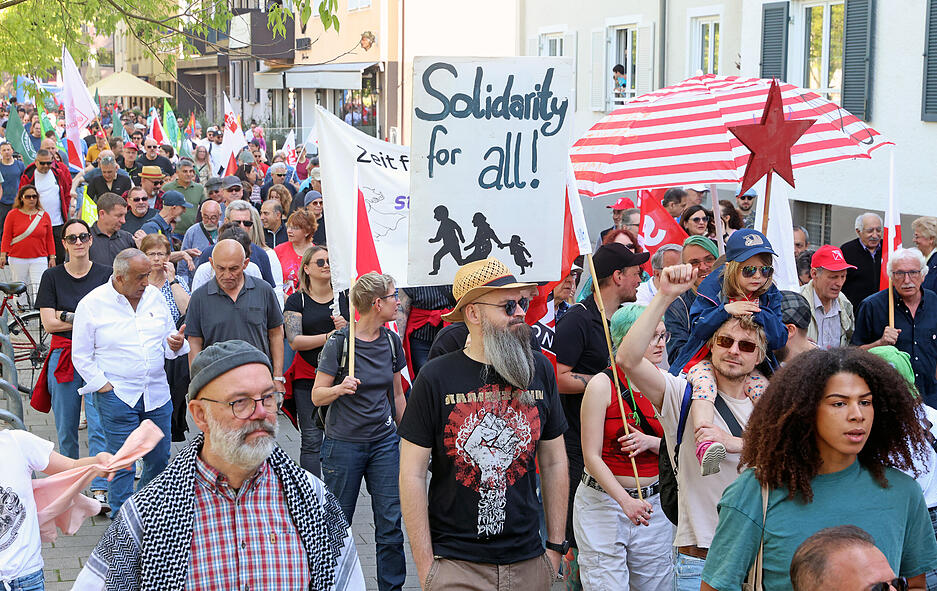 Demozug zum Tag der Arbeit in der Unteren Neckarstraße.