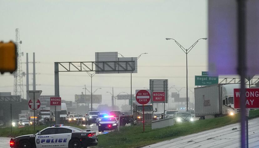 Es fielen Sch&uuml;sse vor der Einwanderungsbeh&ouml;rde.