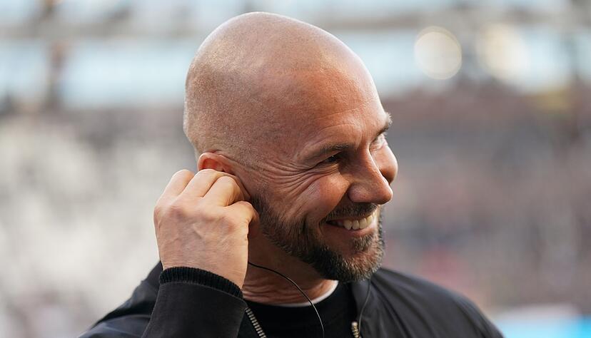 Trainer Christian Ilzer freut sich über den Hoffenheimer Sieg beim FC St. Pauli. Trainer Christian Ilzer freut sich über den Hoffenheimer Sieg beim FC St. Pauli.