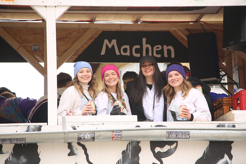 Mit fantasievollen Kost&uuml;men setzen die Teilnehmer das aktuelle Faschingsmotto kreativ um.