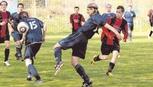 Zwei Spiele in drei Tagen: Arpad Huber (MItte) und der 1. FC Stebbach haben es mit dem FC Weiler und der SG Waibstadt zu tun.Foto: Klaus Krüger Zwei Spiele in drei Tagen: Arpad Huber (MItte) und der 1. FC Stebbach haben es mit dem FC Weiler und der SG Waibstadt zu tun.Foto: Klaus Krüger