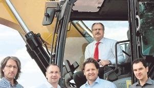 Baggerbiss mit B&uuml;rgermeister Mario D&uuml;rr (im Fahrzeug) und den Planern Andreas Nussbaum (v.l.), Manfred Metzger, Volker M&ouml;rgenthaler sowie Roland Steinbach.