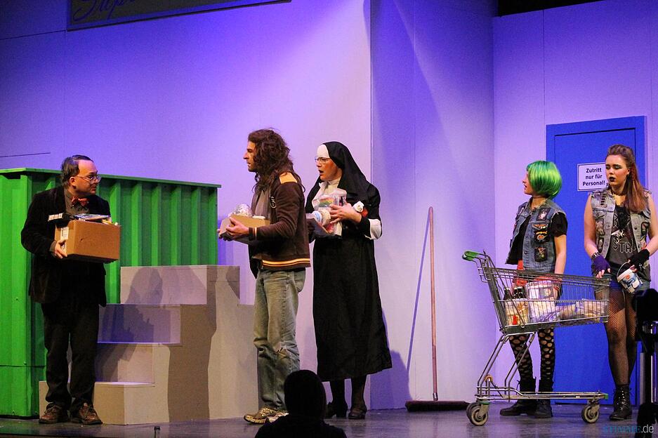 "Ab in den Container": Theater in Hollenbach |