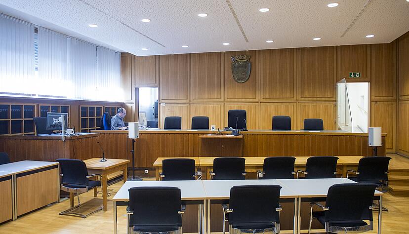 Im Großen Strafkammersaal wird der Mord an einer 50-jährigen Heilbronnerin verhandelt. Der Prozess gegen den eigenen Sohn ist bis Januar terminiert.
Foto: Berger Im Großen Strafkammersaal wird der Mord an einer 50-jährigen Heilbronnerin verhandelt. Der Prozess gegen den eigenen Sohn ist bis Januar terminiert.
Foto: Berger