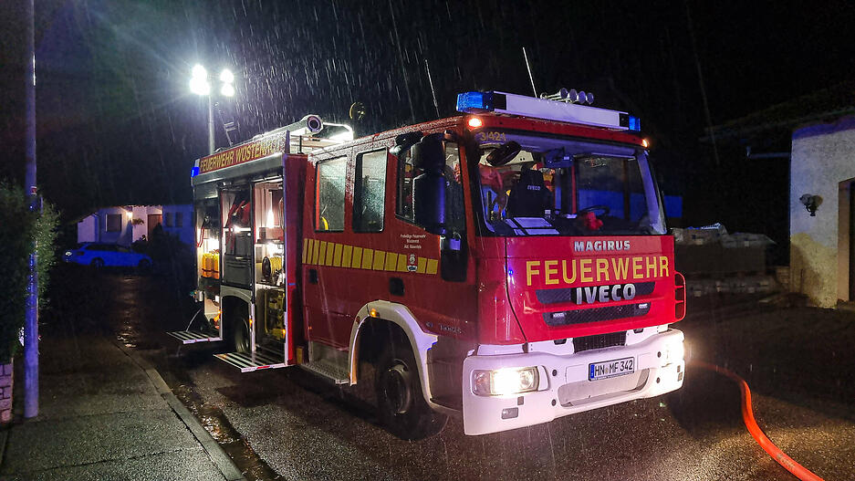 Blitz schlägt in Wüstenrot ein Blitz schlägt in Wüstenrot ein