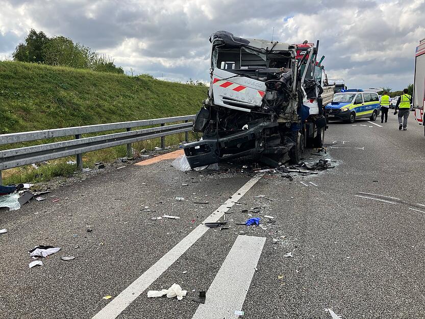 Der Fahrer des Lkw wurde bei dem Unfall eingeklemmt und schwer verletzt.