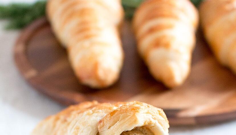 Die Karotten-Doppelg&auml;nger sind mit Hummus gef&uuml;llte H&ouml;rnchen. Bei&szlig;t man rein, zerf&auml;llt die bl&auml;ttrige H&uuml;lle und die cremige F&uuml;llung zerflie&szlig;t auf der Zunge.