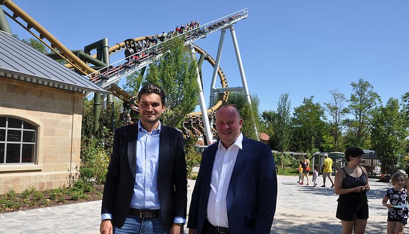 Benjamin (links) und Andreas Fischer vor der neuesten Attraktion: Der Doppel-Achterbahn "Volldampf" und "Hals über Kopf". 2020 konnten sie den Erlebnispark coronabedingt erst 55 Tage später eröffnen als geplant. Foto: Claudia Kostner Benjamin (links) und Andreas Fischer vor der neuesten Attraktion: Der Doppel-Achterbahn "Volldampf" und "Hals über Kopf". 2020 konnten sie den Erlebnispark coronabedingt erst 55 Tage später eröffnen als geplant. Foto: Claudia Kostner