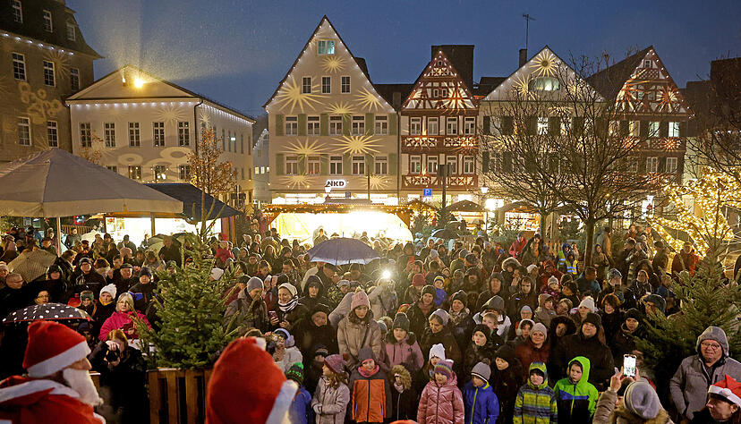 Einer der ersten Weihnachtsmärkte, die eröffnen, ist der Öhringer Weihnachtsmarkt. Einer der ersten Weihnachtsmärkte, die eröffnen, ist der Öhringer Weihnachtsmarkt.