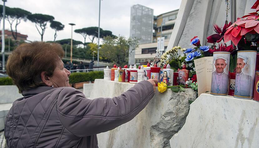 Papst Franziskus hat nach Angaben des Vatikans eine Nacht ohne weitere Komplikationen verbracht.
