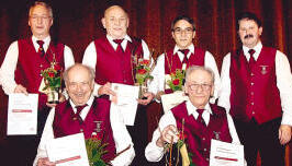 Sie halten dem Liederkranz Brettach seit vielen Jahrzehnten die Treue und wurden deshalb bei der Winterfeier ausgezeichnet.
          Fotos: Agentur Kochertal