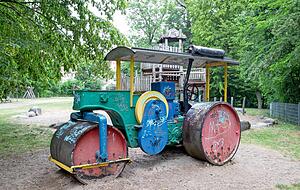 Die alte Dampfwalze, ein Hingucker auf der Correll"schen Insel in Neckargartach, soll der Umgestaltung des Spielplatzes nicht zum Opfer fallen.
Foto: Andreas Veigel Die alte Dampfwalze, ein Hingucker auf der Correll"schen Insel in Neckargartach, soll der Umgestaltung des Spielplatzes nicht zum Opfer fallen.
Foto: Andreas Veigel
