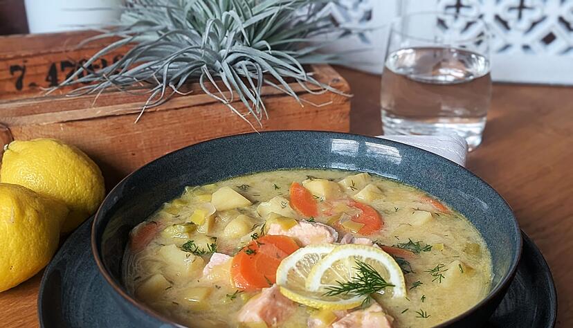 Der Clou in diesem Eintopf sind die mundgerechten Lachsst&uuml;ckchen. Sie kommen bei der Zubereitung erst in den Topf, wenn die Kartoffeln gar sind und m&uuml;ssen nur noch ziehen, bis auch sie gar sind.