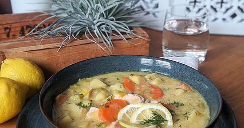 Der Clou in diesem Eintopf sind die mundgerechten Lachsst&uuml;ckchen. Sie kommen bei der Zubereitung erst in den Topf, wenn die Kartoffeln gar sind und m&uuml;ssen nur noch ziehen, bis auch sie gar sind.