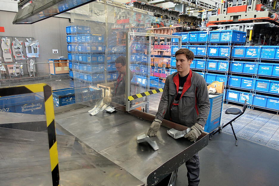 Das Presswerk ist bereits wieder angelaufen. Hier nehmen die Abstapler die ersten Teile entgegen, pr&uuml;fen sie und legen sie geordnet ab.