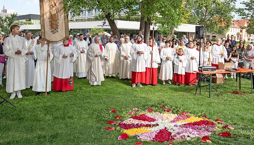 Gut 250 Katholiken feierten Fronleichnam mit Gottesdienst und Blumenteppich im neuen Stadtgarten beim Parkhotel.
Foto: Andreas Veigel Gut 250 Katholiken feierten Fronleichnam mit Gottesdienst und Blumenteppich im neuen Stadtgarten beim Parkhotel.
Foto: Andreas Veigel