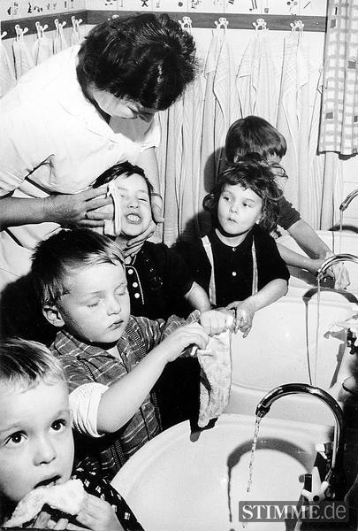 1965: Der firmeneigene Kinderhort ist mit 75 Kindern im Alter von drei bis zwölf Jahren belegt. Drei Kindergärtnerinnen und zwei Helferinnen betreuen den Nachwuchs der beim Nahrungsfabrikanten Knorr berufstätigen Mütter.