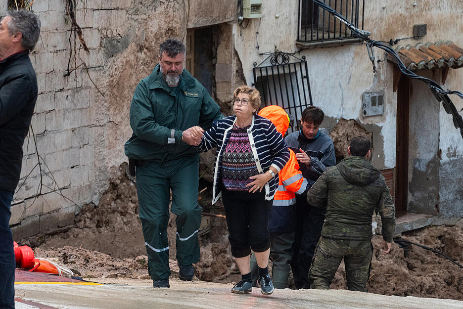 Rettungskräfte sind in Spanien im Einsatz. Sie retten Menschen aus betroffenen Orten vor den Auswirkungen des Unwetters.