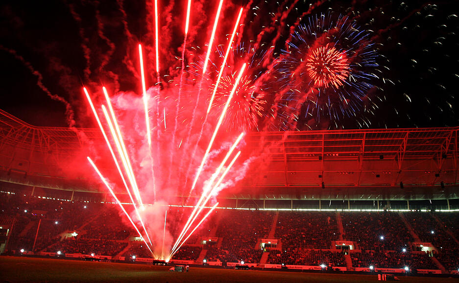 Am 24. Januar 2009 wird die Rhein-Neckar-Arena feierlich eröffnet. Ein imposantes Feuerwerk erleuchtet den Abend-Himmel über Sinsheim. Am 24. Januar 2009 wird die Rhein-Neckar-Arena feierlich eröffnet. Ein imposantes Feuerwerk erleuchtet den Abend-Himmel über Sinsheim.
