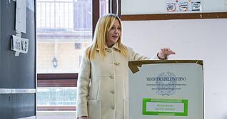 Bei der Stimmabgabe gab sich Ministerpr&auml;sidentin Giorgia Meloni noch zuversichtlich.