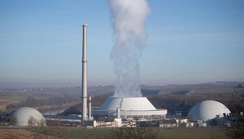 Dampf kommt aus dem Kühlturm (M) von Block 2 des Kernkraftwerks Neckarwestheim, daneben sind Block 1 (l) und Block 2 (r) des Atomkraftwerks zu sehen. Dampf kommt aus dem Kühlturm (M) von Block 2 des Kernkraftwerks Neckarwestheim, daneben sind Block 1 (l) und Block 2 (r) des Atomkraftwerks zu sehen.