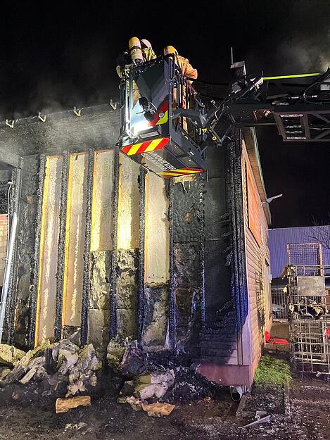 Brand bei Parketthersteller im Heilbronner Industriegebiet. Brand bei Parketthersteller im Heilbronner Industriegebiet.