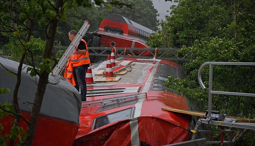 Vier Frauen sowie ein 13-J&auml;hriger starben bei dem Unfall. (Archivbild)