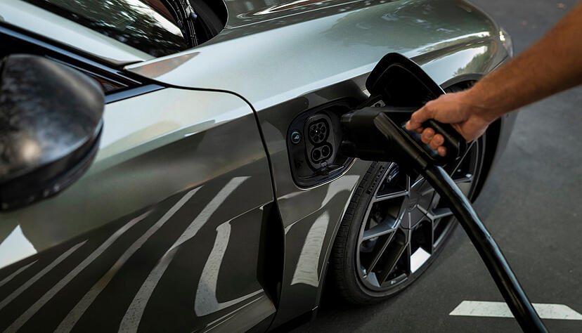 Audis Top-Stromer zieht nun maximal 320 kW am Schnelllader. Eine Ladung von zehn auf 80 Prozent Akkustand ist damit in unter 20 Minuten möglich.