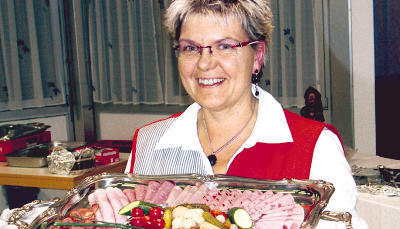 Guten Appetit: Die Eppinger Landfrauen haben sich neulich dar&uuml;ber informiert, wie man leckere Wurst- und K&auml;seplatten anrichtet. Auch mit belegten Br&ouml;tchen haben sie sich besch&auml;ftigt.
          Foto: Elke Schulig