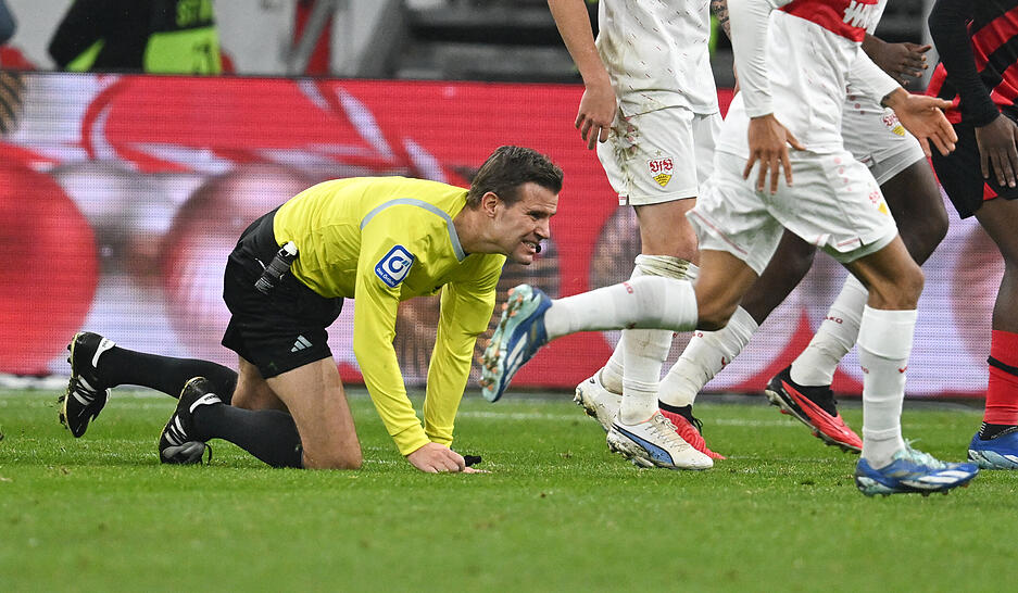 Schiedsrichter Felix Brych erlebte in seinem Rekordspiel den Horror: Das vordere Kreuzband im rechten Knie ist gerissen.