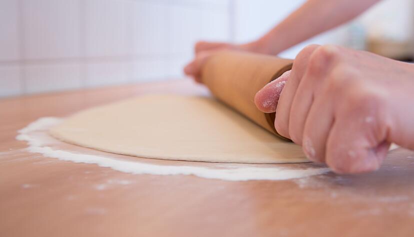 Wer Lasagne-Nudeln selbst macht, muss den Teig ganz dünn ausrollen. Wer Lasagne-Nudeln selbst macht, muss den Teig ganz dünn ausrollen.