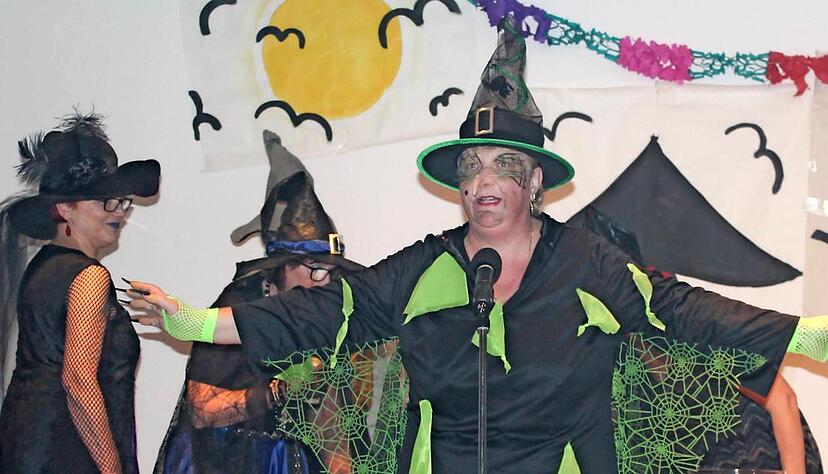 Die Turnfrauen gl&auml;nzten als Hexen und Giftmischer. Ihr Tanz kam an beim Eberstaler Publikum.Foto: Olga Lechmann