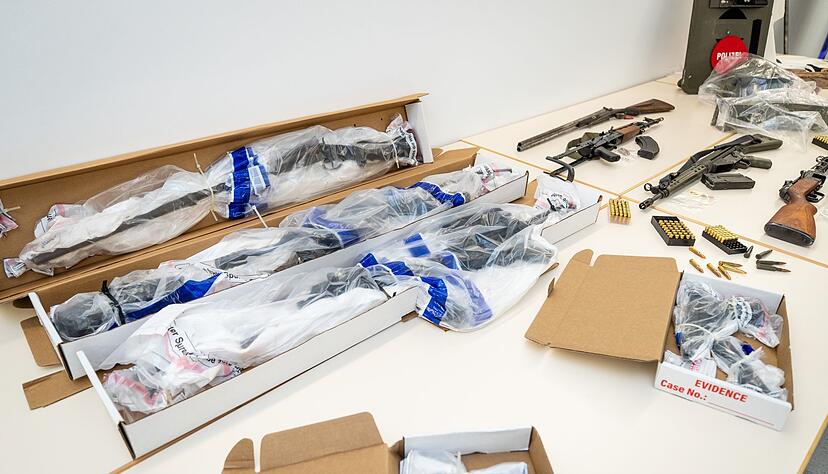 Beweismittel in Form von Waffen, die bei einem SEK-Einsatz sichergestellt wurden, liegen auf einem Tisch. Beweismittel in Form von Waffen, die bei einem SEK-Einsatz sichergestellt wurden, liegen auf einem Tisch.