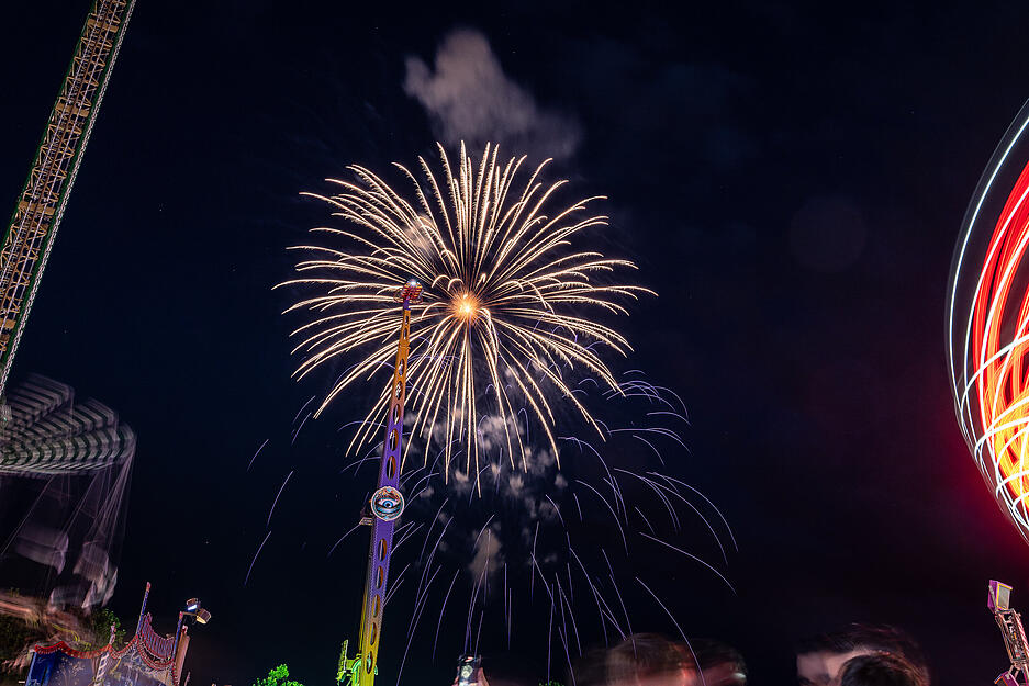 Zum Abschluss gibt es ein traditionelles, großes Feuerwerk.