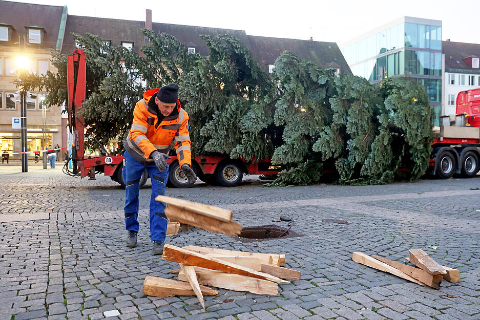 Arbeiter waren am Mittwochmorgen am Werk, um den Weihnachtsbaum auf dem Heilbronner Marktplatz zu platzieren.