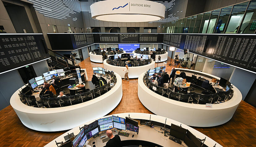 Börsenhändler arbeiten im Handelssaal der Frankfurter Wertpapierbörse.