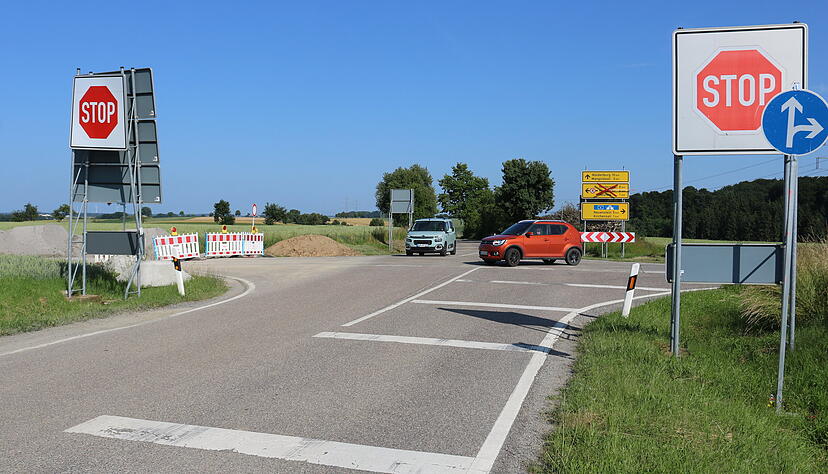 Eine Kreuzung auf freier Strecke, die es in sich hat: Zwischen Kirchensall und Neufels sowie Hohebuch und Wohlmuthausen treffen drei stärker frequentierte Straßen voll aufeinander. Mehrere Schilder warnen die Verkehrsteilnehmer. Eine Kreuzung auf freier Strecke, die es in sich hat: Zwischen Kirchensall und Neufels sowie Hohebuch und Wohlmuthausen treffen drei stärker frequentierte Straßen voll aufeinander. Mehrere Schilder warnen die Verkehrsteilnehmer.