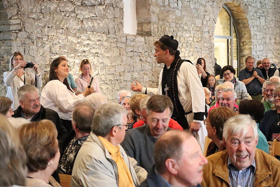 B&uuml;rgermeister Achim Beck (Alias Abt Knittel) begr&uuml;&szlig;t die Menschen, dankt und erz&auml;hlt, bei der Einweihung der Kelter.