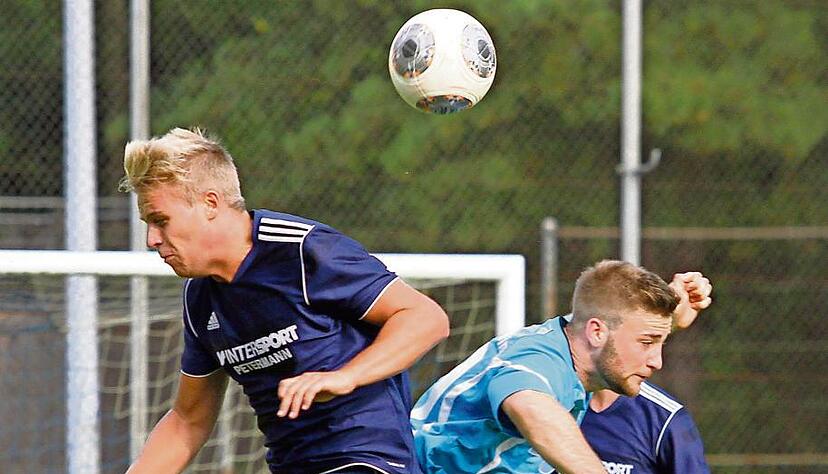 Der Neuensteiner Sascha Rohr (rechts) im Kopfballduell mit seinem Gaildorfer Gegenspieler. Der TSV war nur in der Anfangsphase oben auf. Kurz sah es nach dem ersten Saisonsieg aus, dann drehten die Gäste die Partie.Foto: Alex Bertok Der Neuensteiner Sascha Rohr (rechts) im Kopfballduell mit seinem Gaildorfer Gegenspieler. Der TSV war nur in der Anfangsphase oben auf. Kurz sah es nach dem ersten Saisonsieg aus, dann drehten die Gäste die Partie.Foto: Alex Bertok