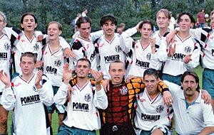 Die A-Junioren des VfR Heilbronn 1996 nach dem 2:1-Sieg im inoffiziellen Supercup gegen Borussia Dortmund. Zuvor wurde gegen Cottbus der DFB-Pokalsieg gefeiert. Hinten von links: Rüdiger Rehm, Patrick Stoss, Mutlu Cherie, Björn Rotkopf, Markus Heinzmann, Aydin Cetin, Jochen Schmidt, Timo Dörflinger, Marc Kern, Tim Bilohoubeck, Artur Glaser. Vorne von links: Christian Layher, Marco Freudentaler, Sven Seeg, Michael Kotischke, Trainer Otte Frey.
Foto: Archiv/Krüger Die A-Junioren des VfR Heilbronn 1996 nach dem 2:1-Sieg im inoffiziellen Supercup gegen Borussia Dortmund. Zuvor wurde gegen Cottbus der DFB-Pokalsieg gefeiert. Hinten von links: Rüdiger Rehm, Patrick Stoss, Mutlu Cherie, Björn Rotkopf, Markus Heinzmann, Aydin Cetin, Jochen Schmidt, Timo Dörflinger, Marc Kern, Tim Bilohoubeck, Artur Glaser. Vorne von links: Christian Layher, Marco Freudentaler, Sven Seeg, Michael Kotischke, Trainer Otte Frey.
Foto: Archiv/Krüger