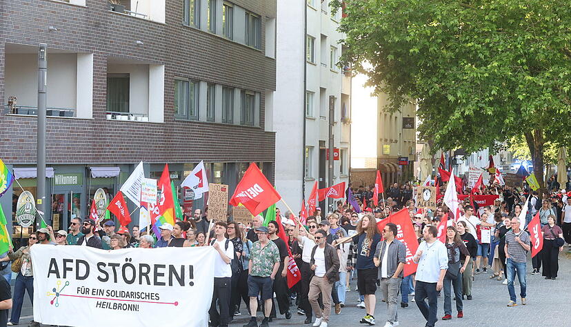 Der ungewöhnlich frühe Start der Demo am Samstagmorgen ist dem Umstand geschuldet, dass Parteiversammlungen in der Regel früh starten, hieß es. Der ungewöhnlich frühe Start der Demo am Samstagmorgen ist dem Umstand geschuldet, dass Parteiversammlungen in der Regel früh starten, hieß es.