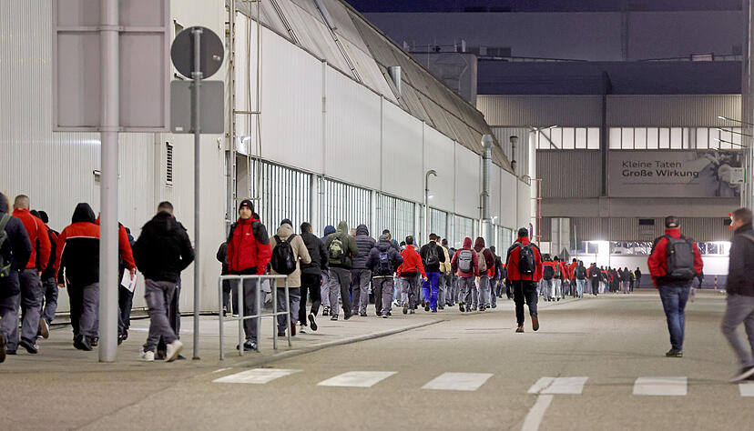 Am Audi-Werk in Neckarsulm kommen die Mitarbeiter zur Frühschicht. Der Konzern streicht 7500 Stellen.