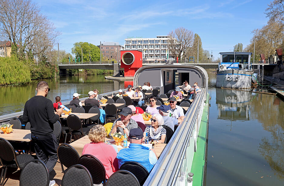 Mit der MS Käthchen konnte man die Stadt vom Neckar aus betrachten. Bei den einstündigen Fahrten ging es durch die Schleuse am historischen König-Wilhelm-Kanal und vorbei am ehemaligen Buga-Areal.