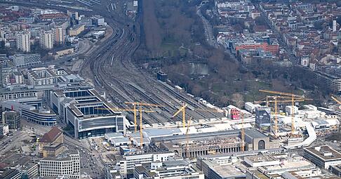 Der Start des Bahnhofs Stuttgart 21 ist erneut verschoben worden, auf unbestimmte Zeit. Es ist ein Totalversagen mit Ansage, meint unsere Autorin.