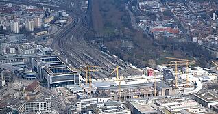 Der Start des Bahnhofs Stuttgart 21 ist erneut verschoben worden, auf unbestimmte Zeit. Es ist ein Totalversagen mit Ansage, meint unsere Autorin.