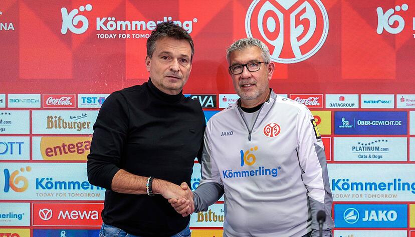 Mainz-Sportvorstand Christian Heidel (l) hofft auf die Rettung durch Henriksen-Nachfolger Urs Fischer. (Archivbild)